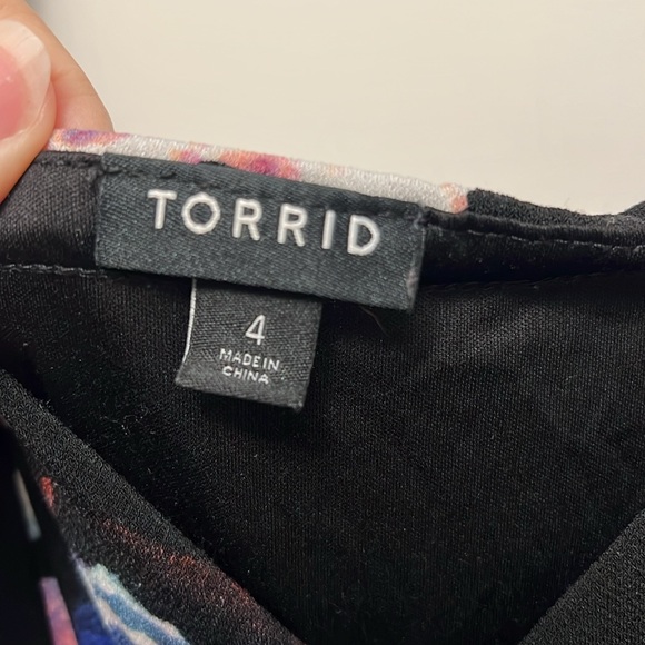 Torrid black floral dress size 4 pockets adjustable shoulder ties - Picture 2 of 3